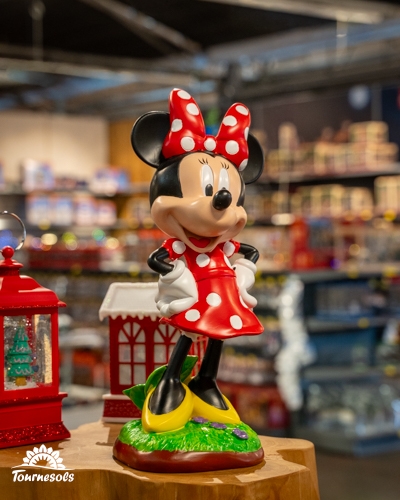 Figurine Minnie Mouse en robe rouge à pois blancs dans un magasin Tournesols.